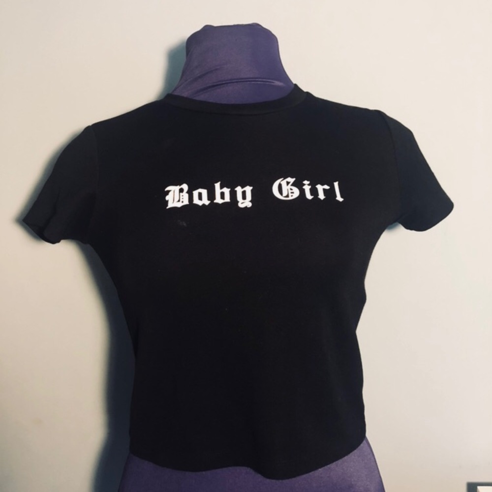 Cute shirt no stains, dont mind the lint